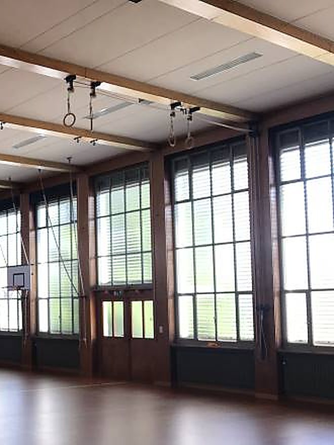 Originale Fensterrasterung der Turnhalle Oberhofen