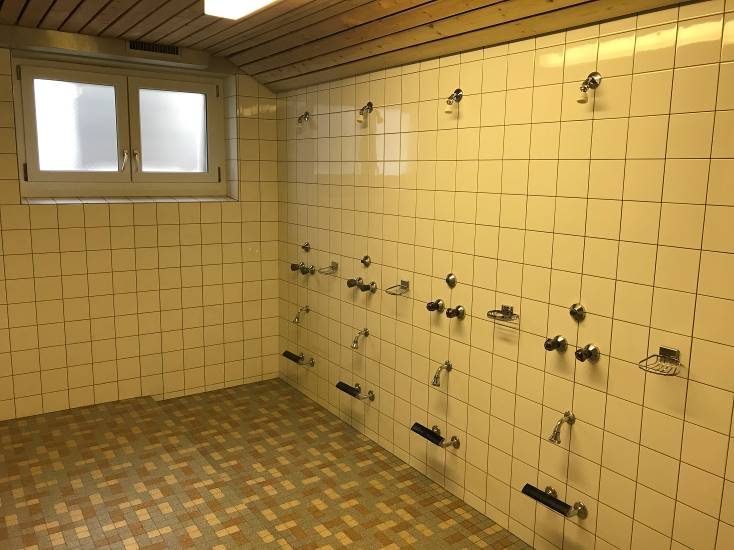 Bestehende Duschanlage der Mehrzweckhalle Oberhofen im ursprünglichen Zustand