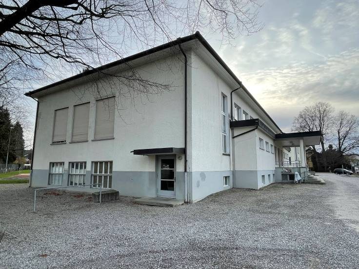 Südfassade der Mehrzweckhalle Oberhofen